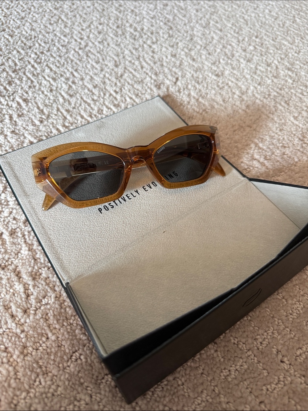 Amber Transparent Women's Sunglasses - Chic Cat-Eye Style